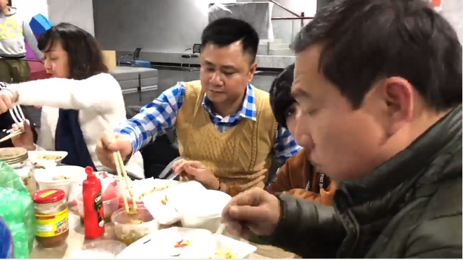 Hài hước clip hậu trường Táo Quân 2018: Đạo diễn ra tập dượt, diễn viên thì ngồi ăn cười đùa